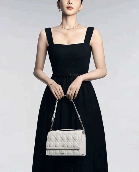 2026 fashion celebrity style simple solid color Hepburn style strapless square collar waist slimming long skirt