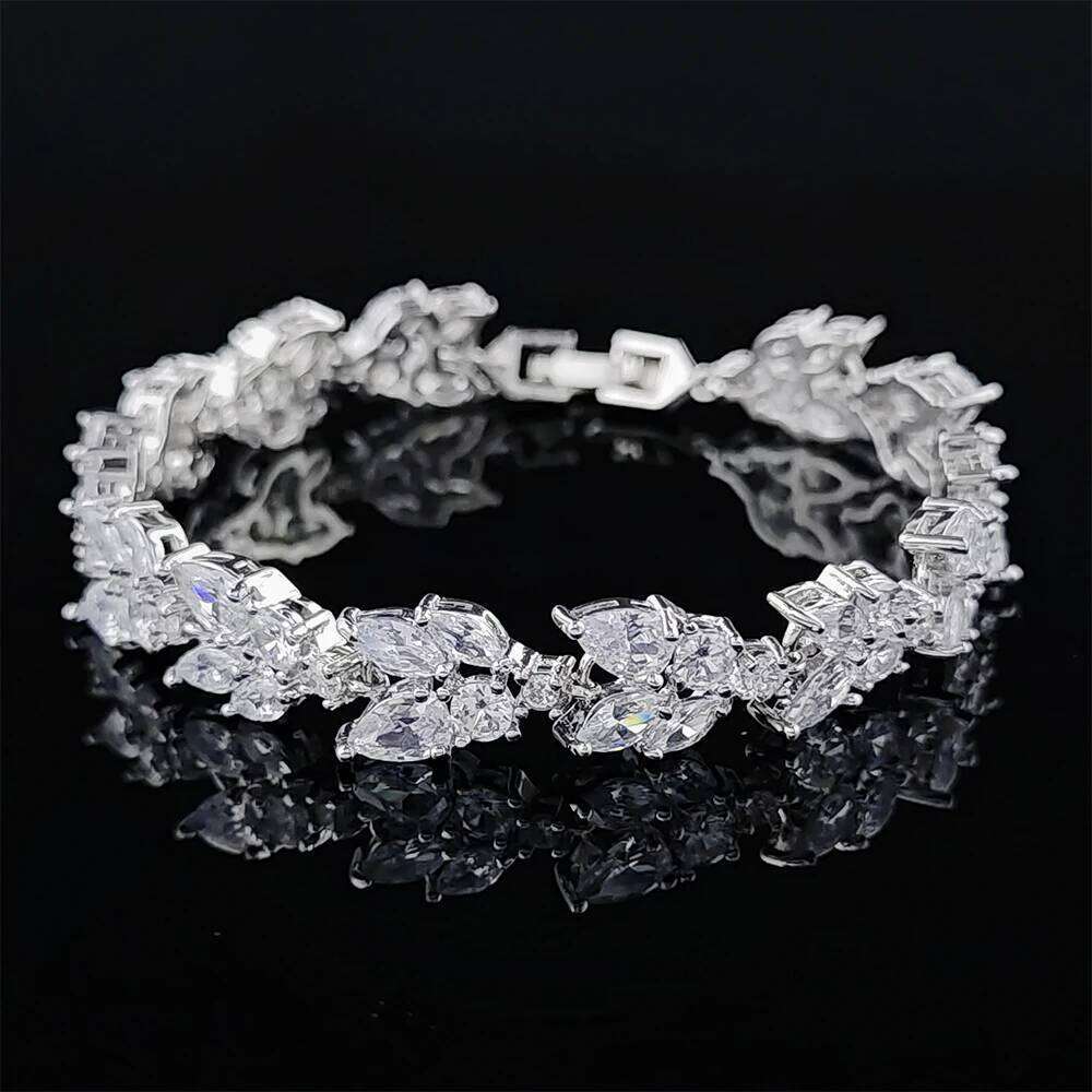 2024 New Luxury silver color on hand Bracelet Bangle For Women Anniversary Gift Jewelry Wholesale S6106 Z260225