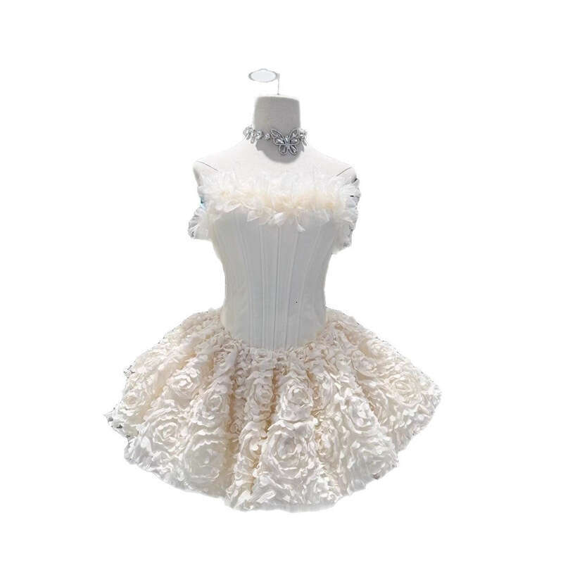 Subtle socialite with sweet and spicy style, sexy strapless three-dimensional floral design, waist cinching and slimming effect, fluffy mini skirt