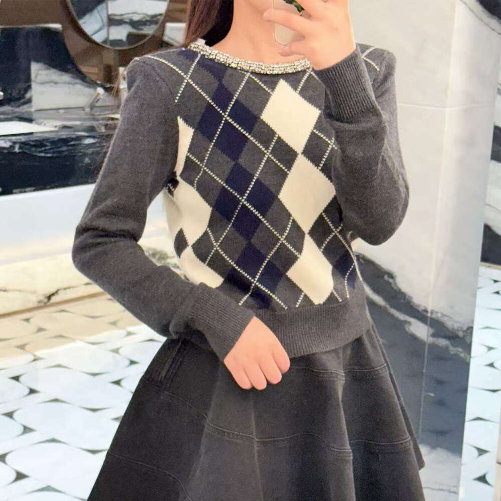 2026 Spring New Women's Round Neck Water Diamond Decorative Collar with Diamond Pattern Slimming Knitted Top