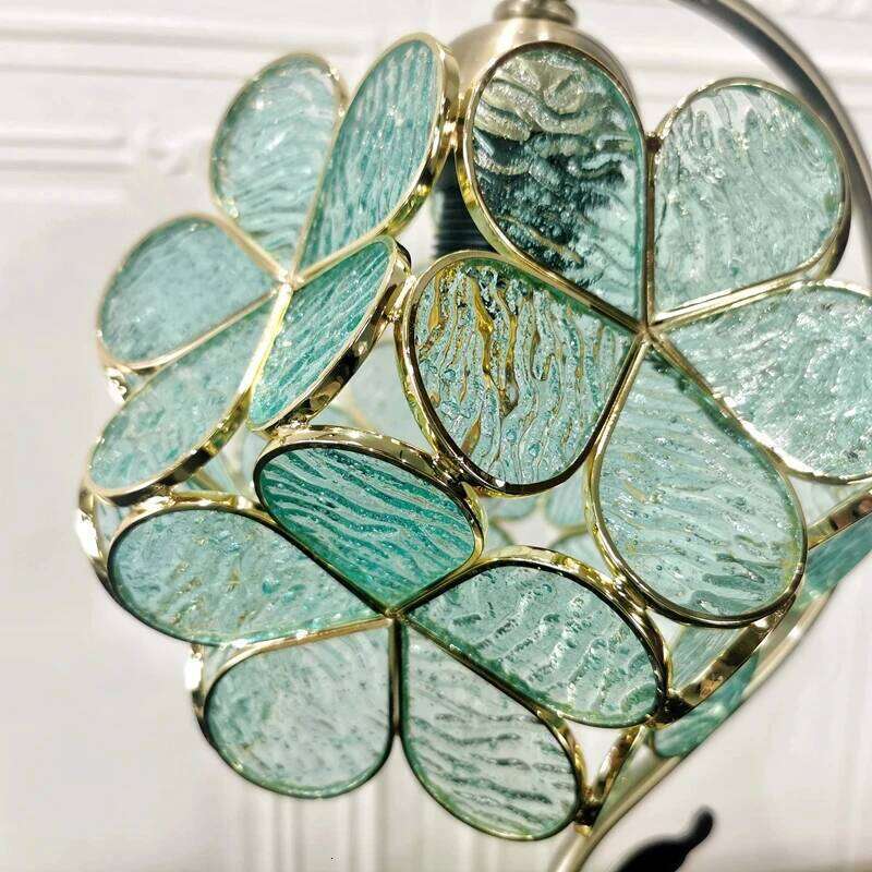 Tiffany Creative Petal Desk Lamp Luxury Romantic European Decoration Lamps American Retro Butterfly Flower Glass Light H260225