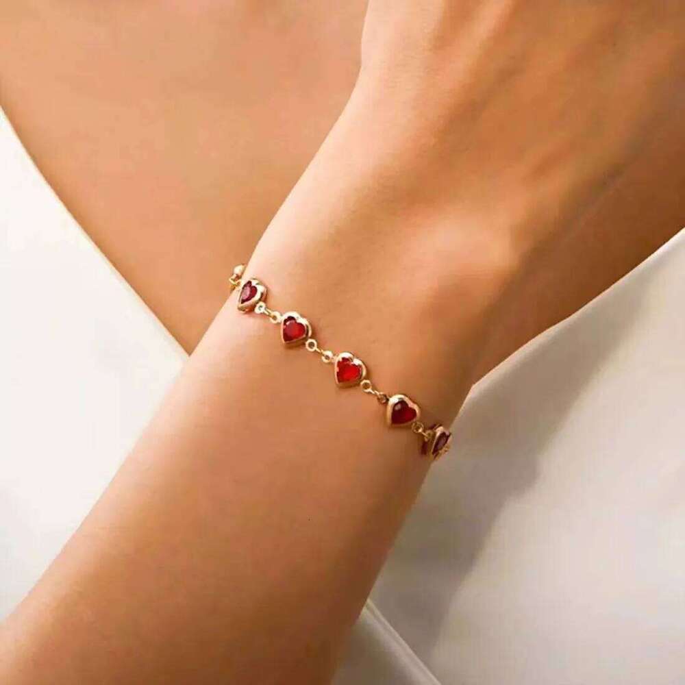 This Exquisite Bohemian Candy-Colored Heart-Shaped Crystal Ladies Bracelet is a Perfect Holiday Gift For Mothers And Wives Z260225