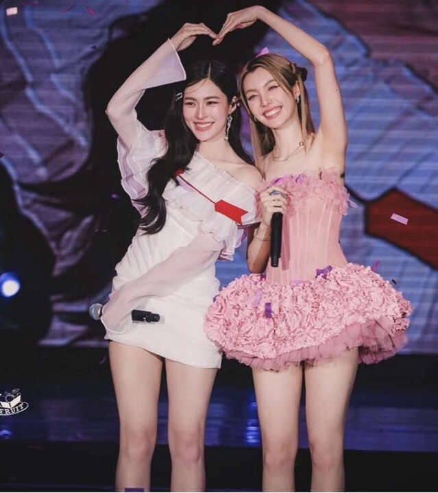 Subtle socialite with sweet and spicy style, sexy strapless three-dimensional floral design, waist cinching and slimming effect, fluffy mini skirt