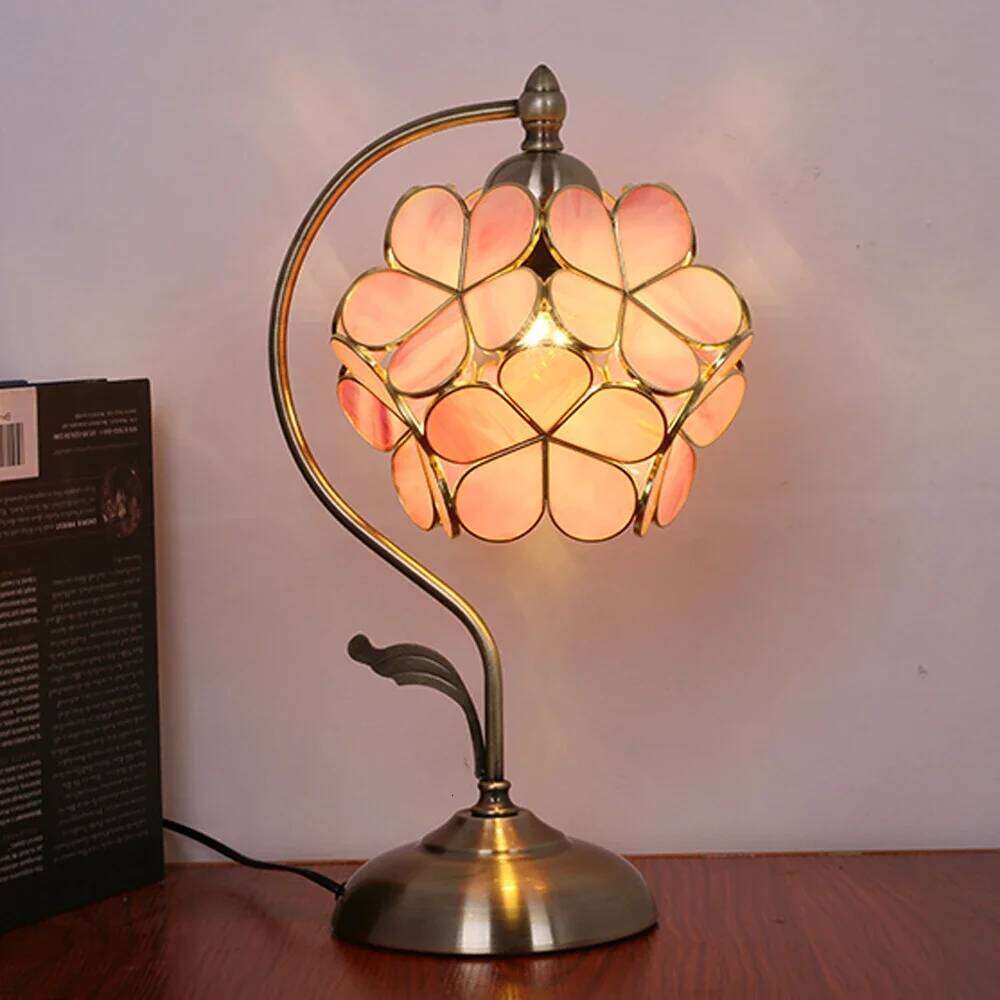 Tiffany Creative Petal Desk Lamp Luxury Romantic European Decoration Lamps American Retro Butterfly Flower Glass Light H260225