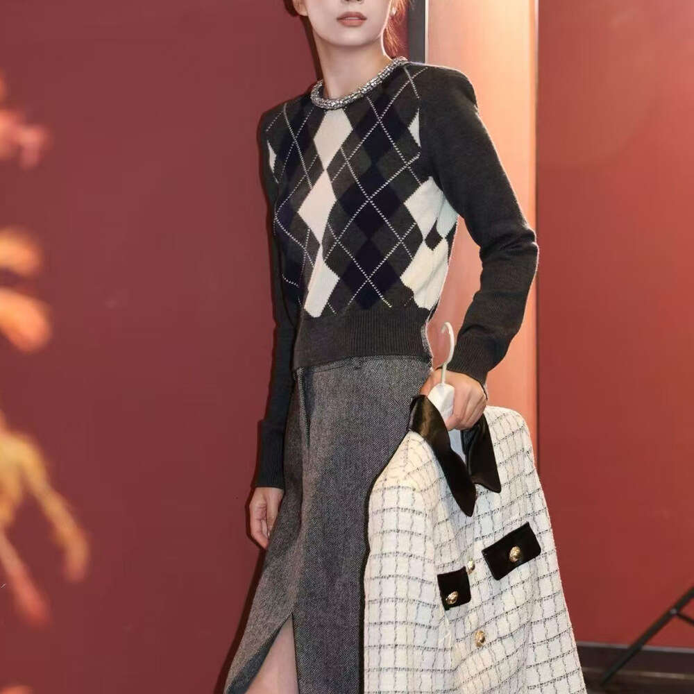 2026 Spring New Women's Round Neck Water Diamond Decorative Collar with Diamond Pattern Slimming Knitted Top