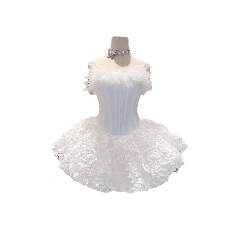 Subtle socialite with sweet and spicy style, sexy strapless three-dimensional floral design, waist cinching and slimming effect, fluffy mini skirt