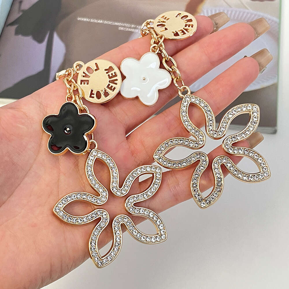 Keychain Versatile Two-color Flower Diamond-studded hollow full-diamond flower piece matches black and white enamel flowers Outdoor Recreation