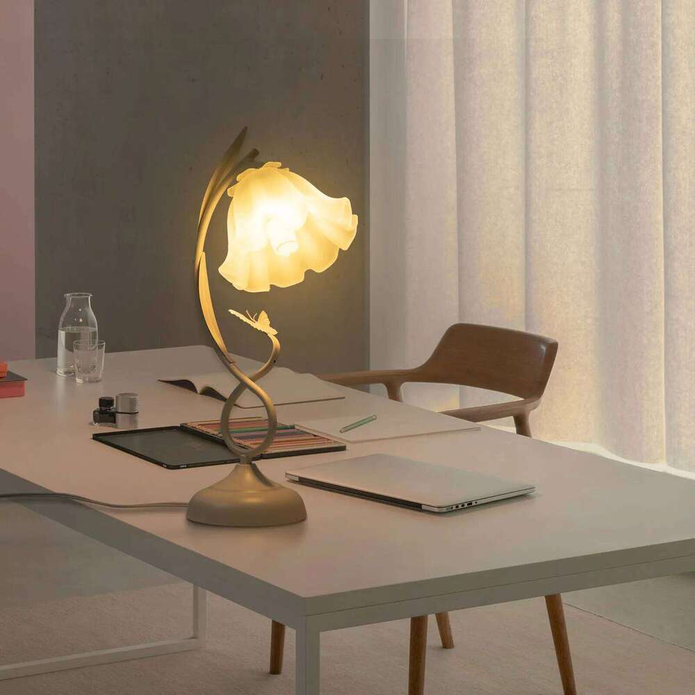 Flower Shaped Desk White Glass Lampshade Bedside Lamp for Coffee Table Decorative Lighting H260225