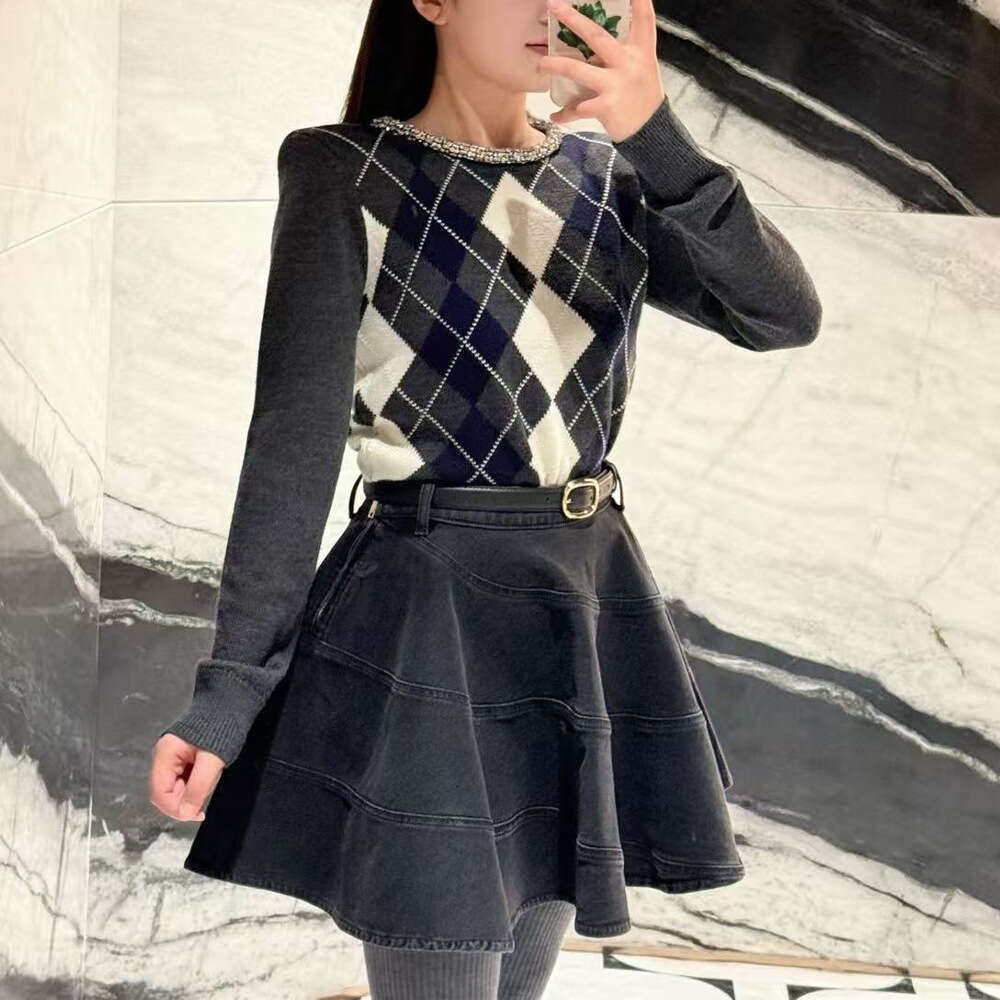 2026 Spring New Women's Round Neck Water Diamond Decorative Collar with Diamond Pattern Slimming Knitted Top