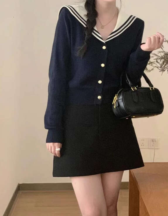 High quality 2026 early autumn new designer celebrity style navy style shawl V-neck knitted long sleeved cardigan for women