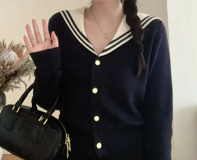 High quality 2026 early autumn new designer celebrity style navy style shawl V-neck knitted long sleeved cardigan for women