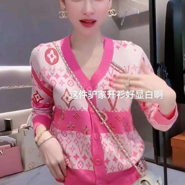 European Style Diamond-Studded Letter V-Neck Ice Silk Knit Cardigan For Women, Autumn Fashionable Outerwear, Super Popular Slimming Top