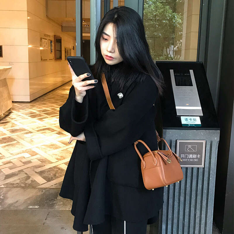 Luxury Shoulder Bags Totes ogo Top Grain Leather Pillow Shoulder Women S Commuter Crossbody Bag Small Lindy SENYY