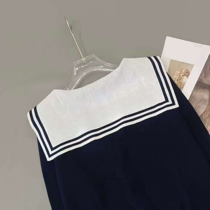 High quality 2026 early autumn new designer celebrity style navy style shawl V-neck knitted long sleeved cardigan for women