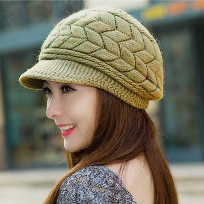 Womens autumn and winter hats are fashionable and versatile warm woolen hats with fleece lining thickened berets and knitted caps with duckbill design