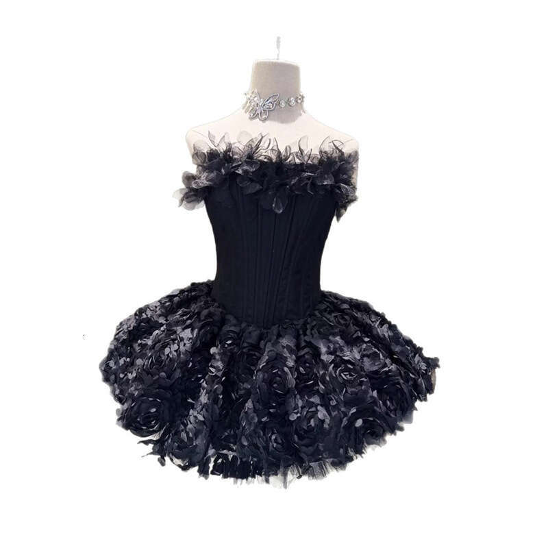 Subtle socialite with sweet and spicy style, sexy strapless three-dimensional floral design, waist cinching and slimming effect, fluffy mini skirt