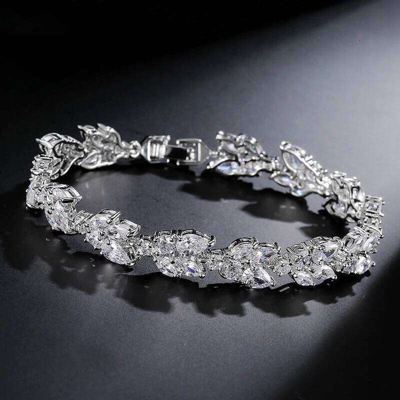 2024 New Luxury silver color on hand Bracelet Bangle For Women Anniversary Gift Jewelry Wholesale S6106 Z260225