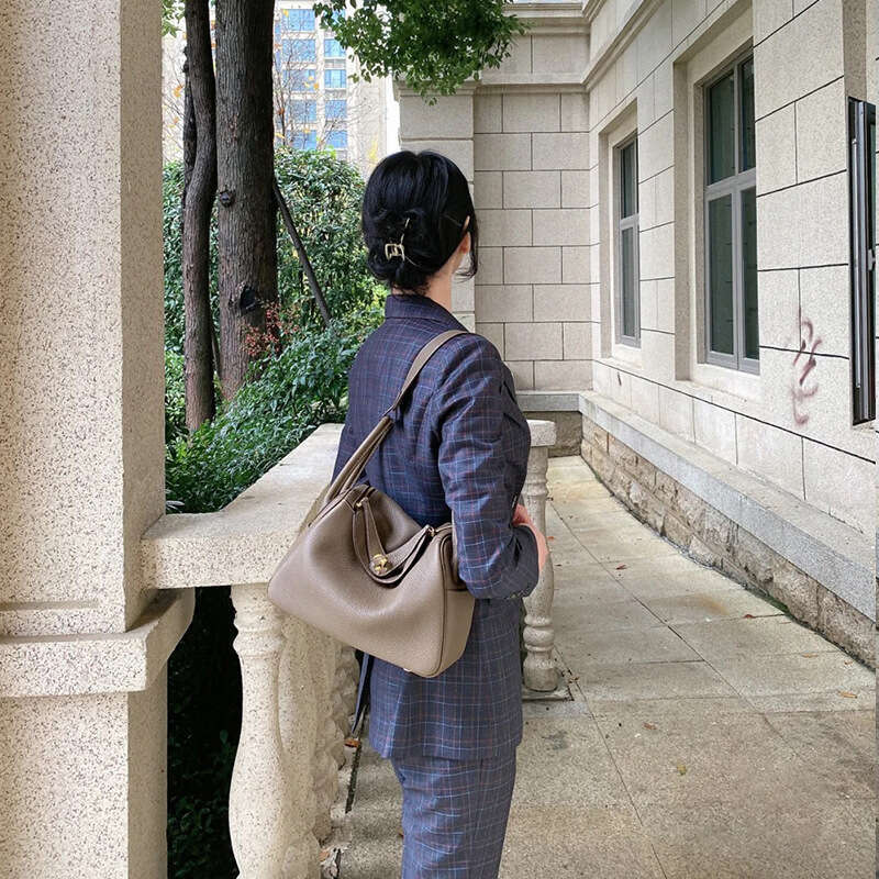 Luxury Shoulder Bags Totes ogo Top Grain Leather Pillow Shoulder Women S Commuter Crossbody Bag Small Lindy SENYY