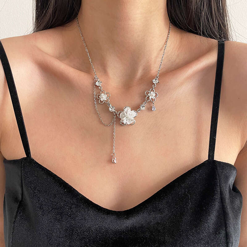Super Fairy Flower Tassel Necklace For Women Spicy Girl Sweet Cool Light Luxury Clavicle Chain
