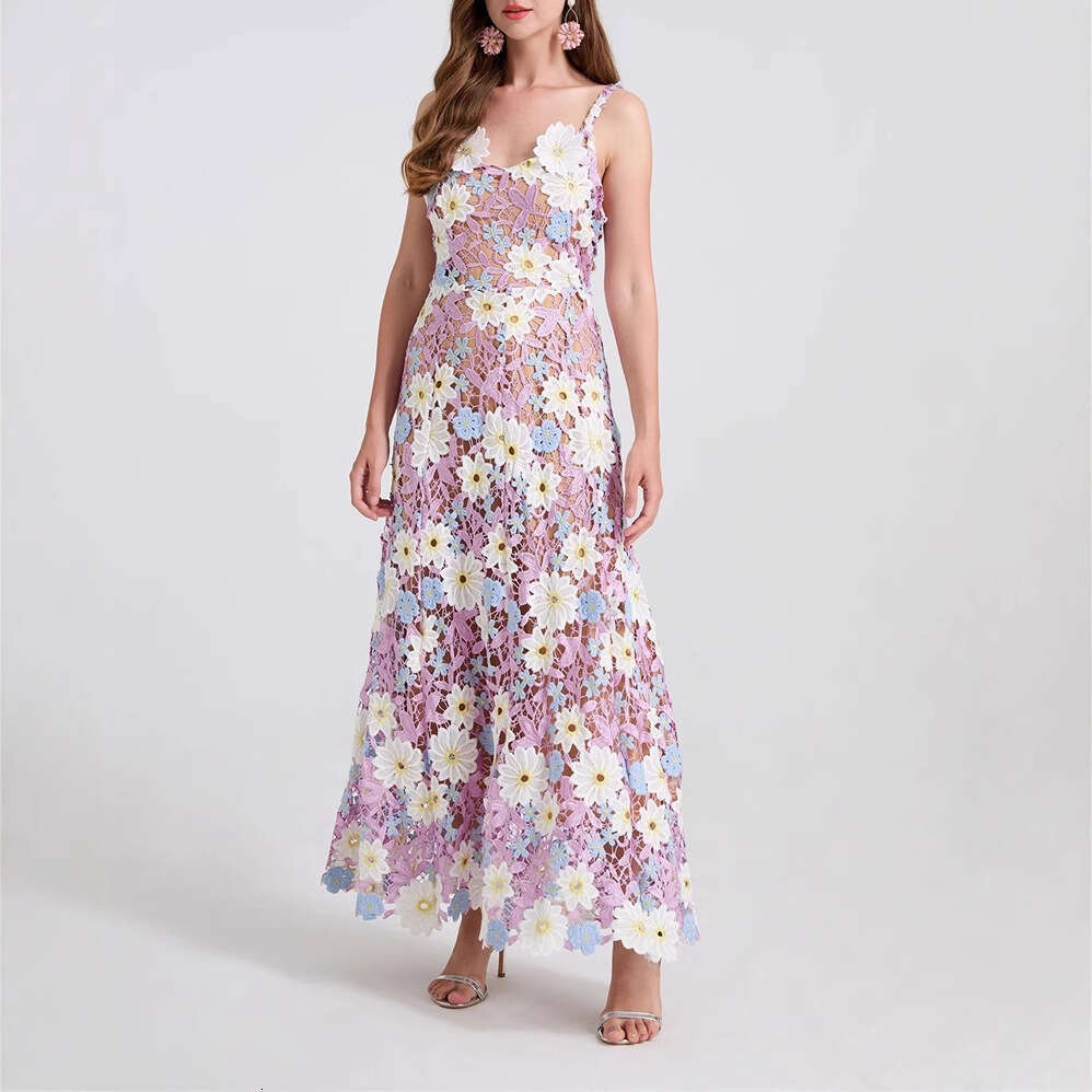 The 2026 new fashion niche offers a flowing vest with brightly colored floral lace waistband and long skirt