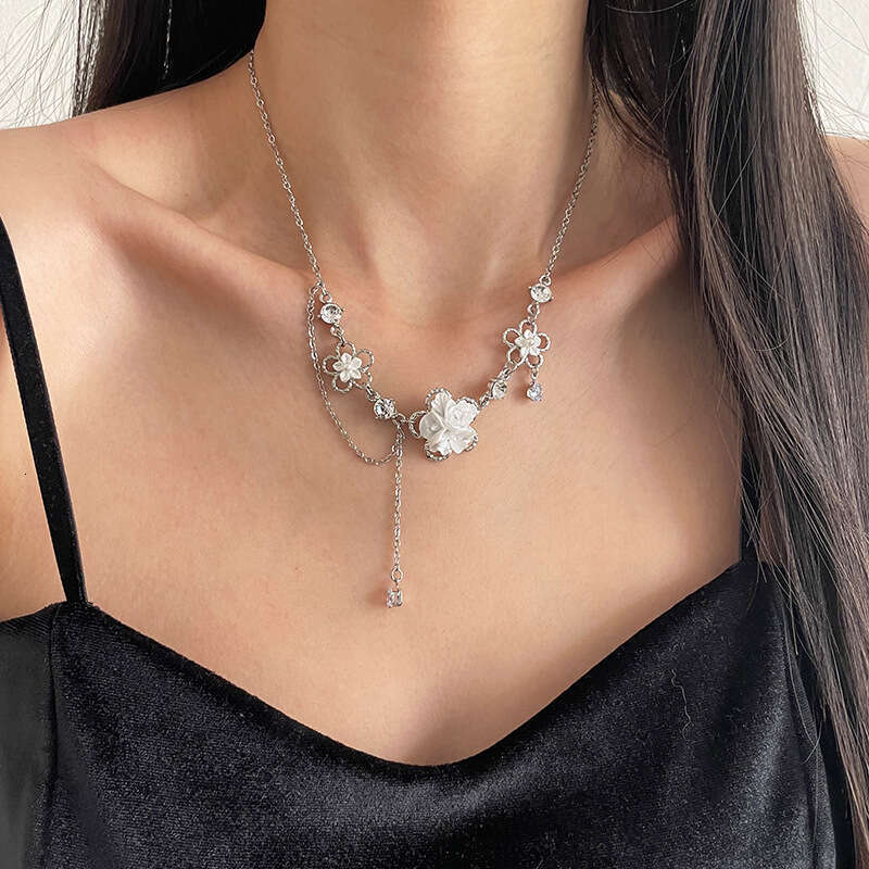Super Fairy Flower Tassel Necklace For Women Spicy Girl Sweet Cool Light Luxury Clavicle Chain