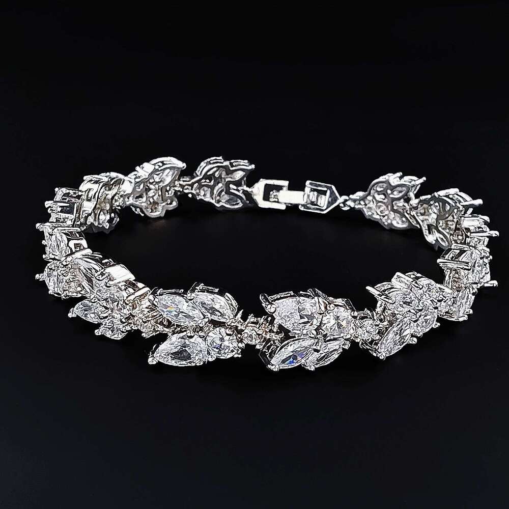 2024 New Luxury silver color on hand Bracelet Bangle For Women Anniversary Gift Jewelry Wholesale S6106 Z260225