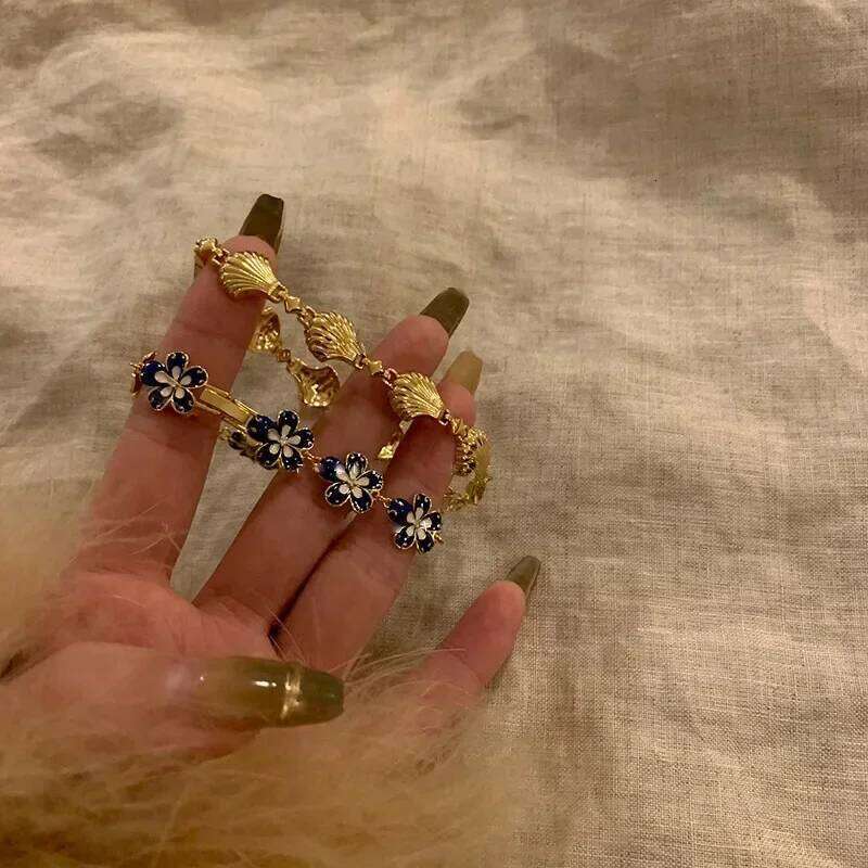 Golden Shell Retro Flower Women's Bracelet Light Luxury Versatile High End Unique Design Girlfriend Accessories Banquet Jewelry Z260225