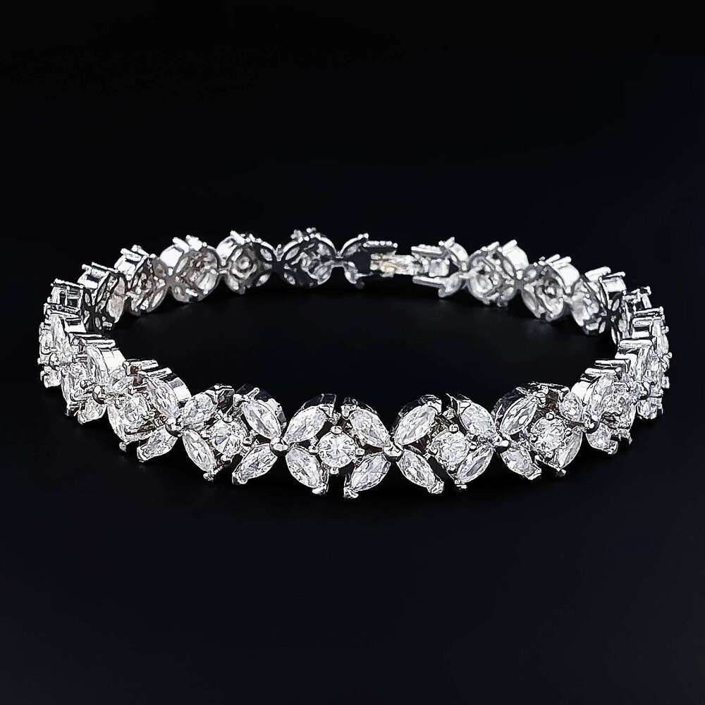 2024 New Luxury silver color on hand Bracelet Bangle For Women Anniversary Gift Jewelry Wholesale S6104 Z260225