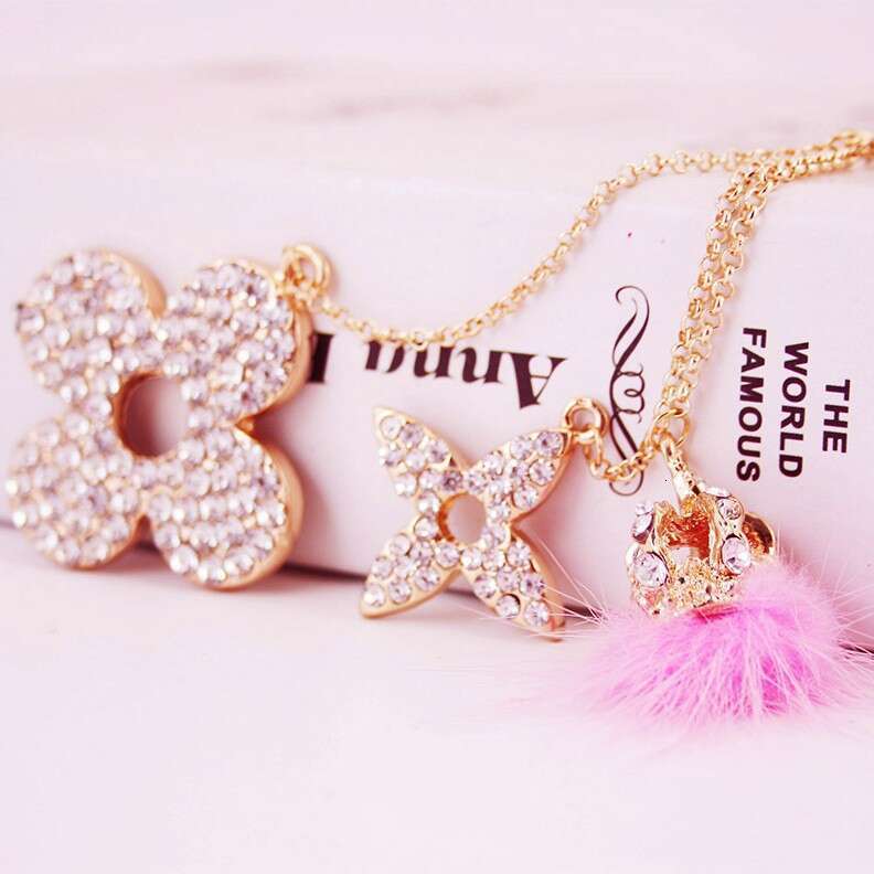 designer luxury Women's Key Ring Versatile Full-diamond Clover Bag Chain Full And Sparkling Diamonds Flexible Hollow Clover Design Jewelry
