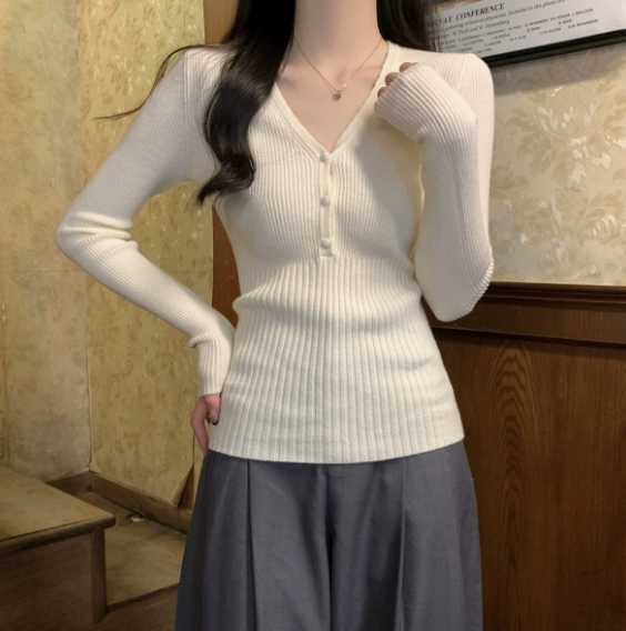 High-end, figure-hugging and slimming V-neck long-sleeved base top for women in 2026 spring - elegant inner layer sweater H260227