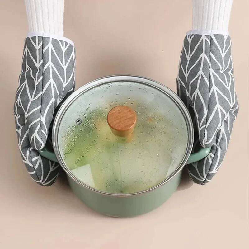 Heat-Resistant Microwave Oven High-Temp Insulated Gloves Chevron Pattern Soft Fabric Wrist Straps Kitchen Tools