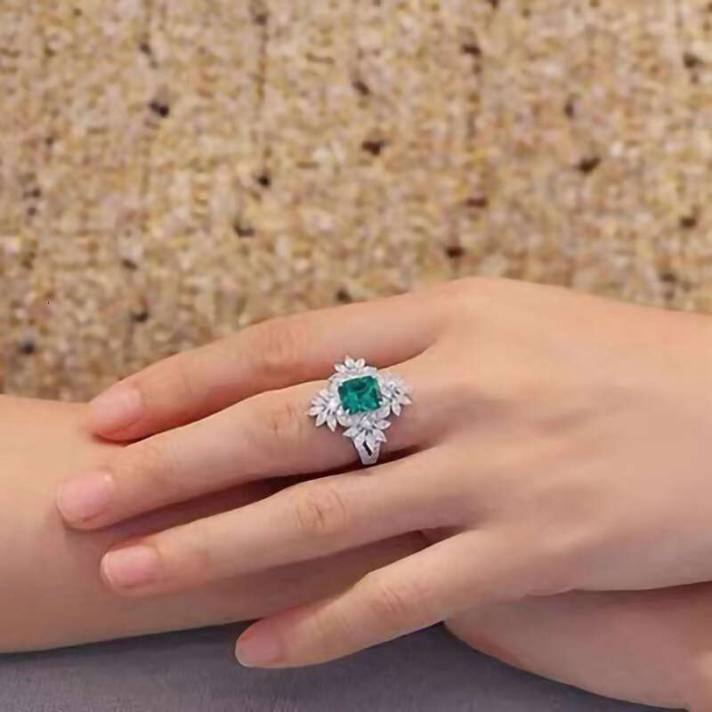 Luxurious French Romantic Snowflake Ring For Women Imitation Emerald Square Blooming Flower