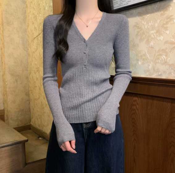 High-end, figure-hugging and slimming V-neck long-sleeved base top for women in 2026 spring - elegant inner layer sweater H260227