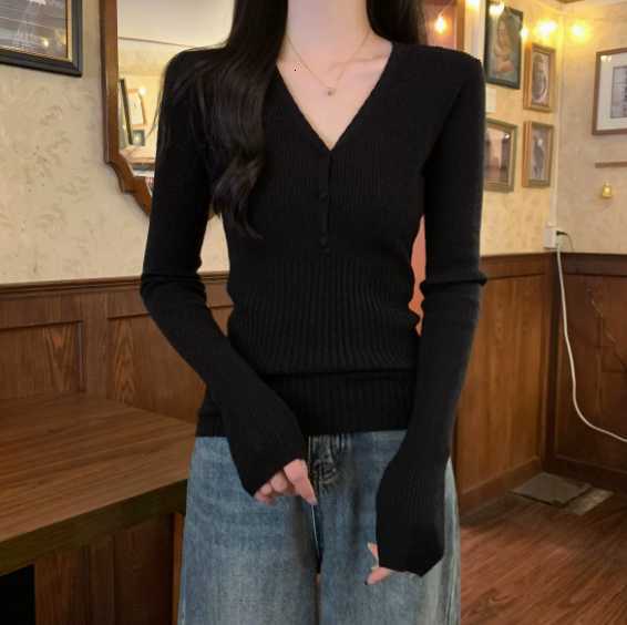High-end, figure-hugging and slimming V-neck long-sleeved base top for women in 2026 spring - elegant inner layer sweater H260227
