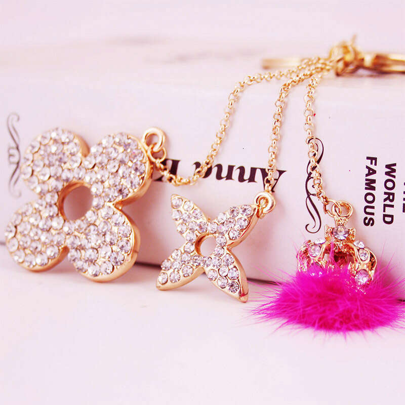 designer luxury Women's Key Ring Versatile Full-diamond Clover Bag Chain Full And Sparkling Diamonds Flexible Hollow Clover Design Jewelry