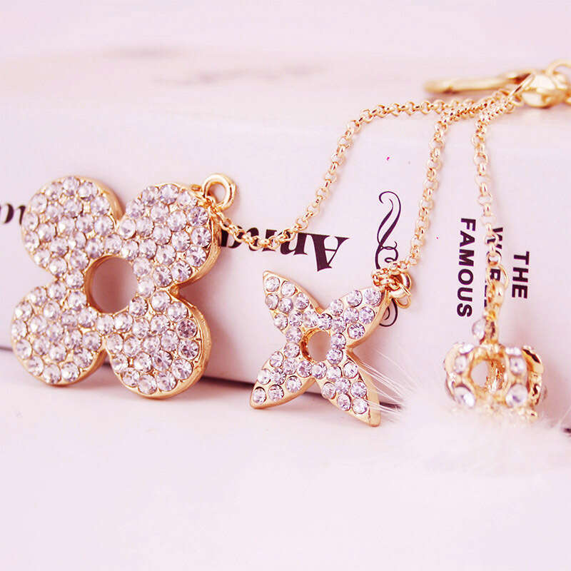 designer luxury Women's Key Ring Versatile Full-diamond Clover Bag Chain Full And Sparkling Diamonds Flexible Hollow Clover Design Jewelry