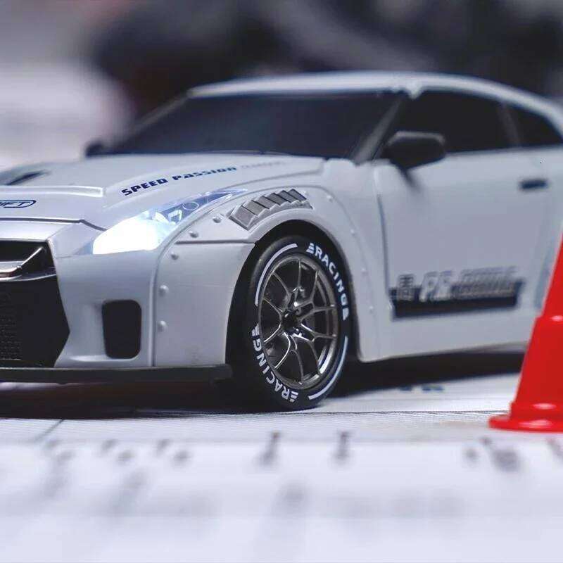 1/ 4WD Mini RC Drift Racing Model 2.4G Radio Full Scale with Light Professional Remote Control Car Boy Toy Gift H260227