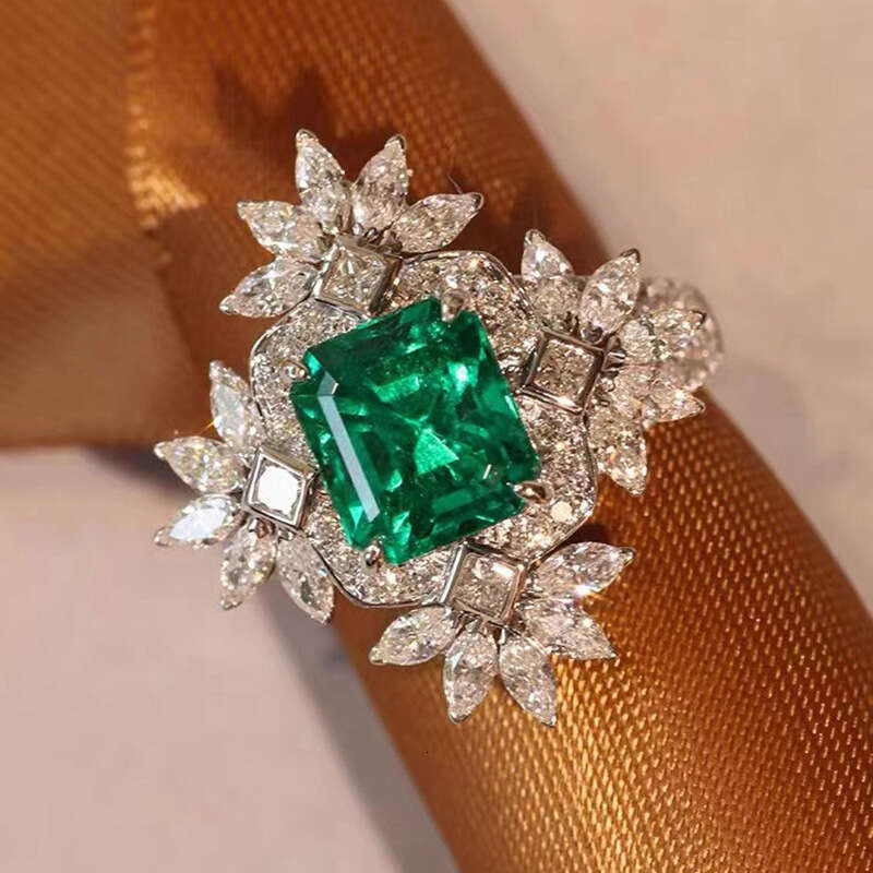 Luxurious French Romantic Snowflake Ring For Women Imitation Emerald Square Blooming Flower