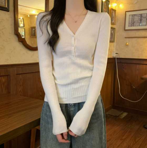High-end, figure-hugging and slimming V-neck long-sleeved base top for women in 2026 spring - elegant inner layer sweater H260227