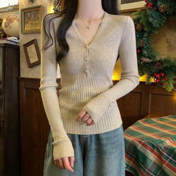 High-end, figure-hugging and slimming V-neck long-sleeved base top for women in 2026 spring - elegant inner layer sweater H260227