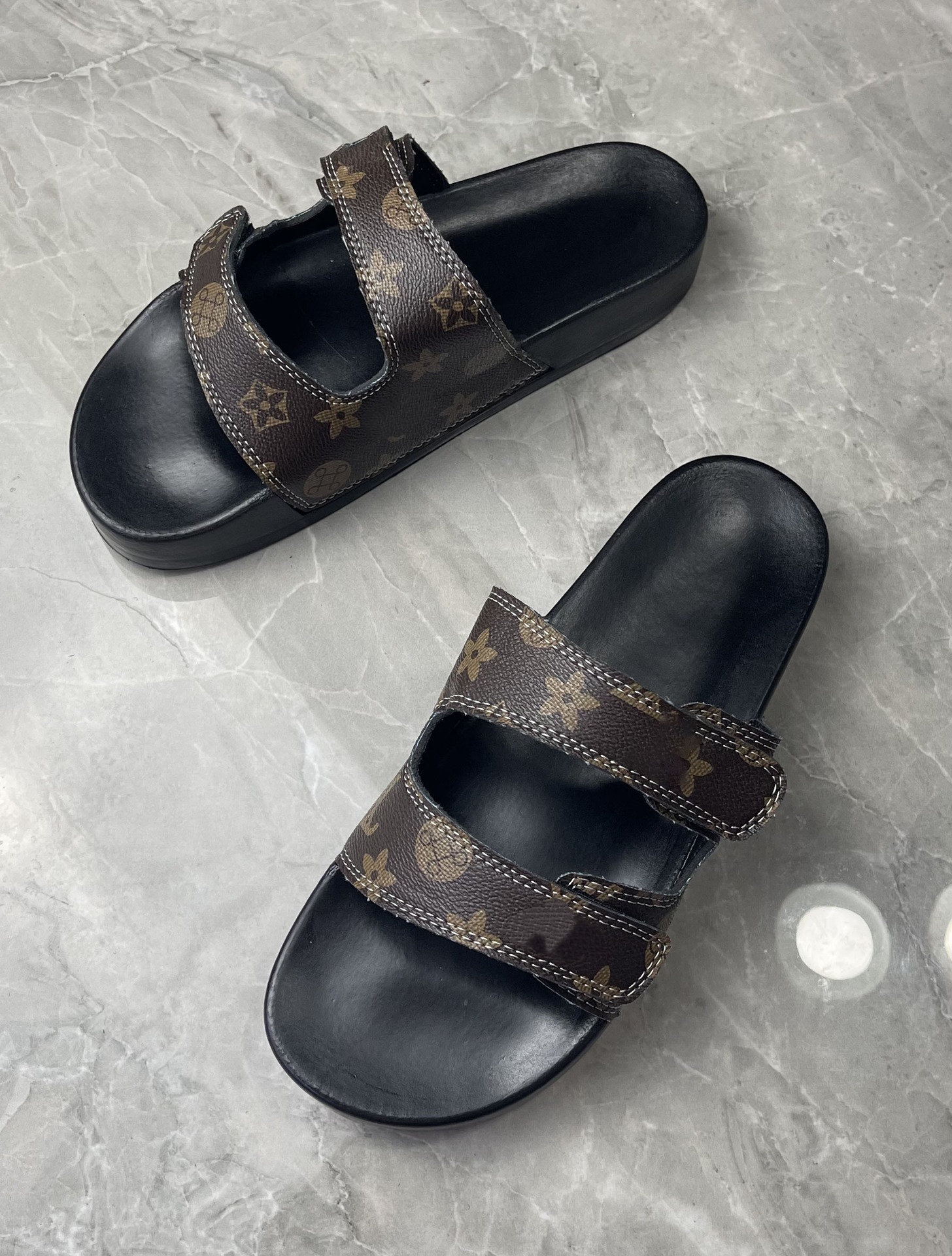 Men's Slippers Sandal Letter Slide Women's Slippers Daily Casual and Fashionable Shower Slippers Beach Vacation Sliders