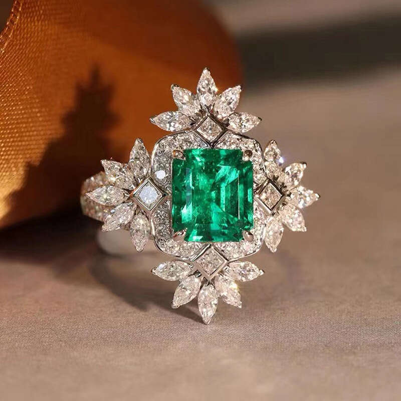 Luxurious French Romantic Snowflake Ring For Women Imitation Emerald Square Blooming Flower