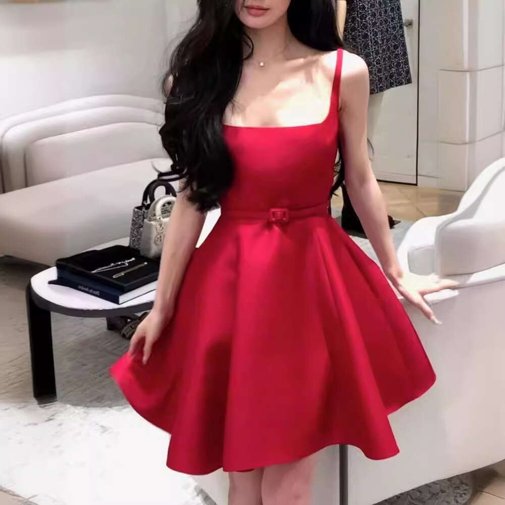 2026 European and American fashion celebrity style simple solid color Hepburn style strapless square neck waist slimming dress