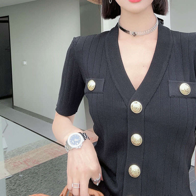 2026 high-end gold buckle designer fashion style knitted women's cardigan slim a2 fit short top with design sense