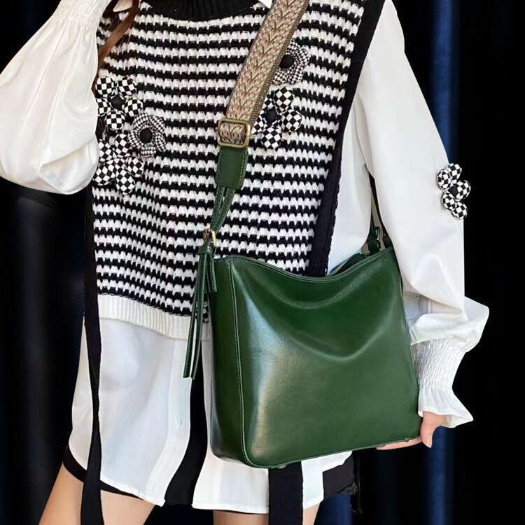 Luxury Shoulder Bags Totes Hobo Top Layer Cowhide Shoulder For Women New Model High End Commuter Crossbody Bag Large Capacity Soft Leather S Bucket SE