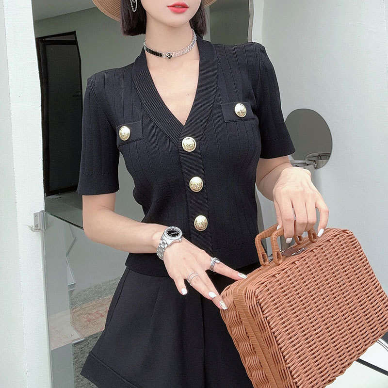 2026 high-end gold buckle designer fashion a3 style knitted women's cardigan slim fit short top with design sense