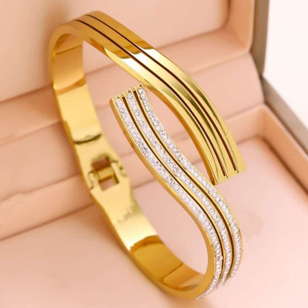 Stainless Bracelet Titanium Steel Gold Plated Fashion European American Style Nail 1 Design Non Fading for Daily Wear Gift High Quality Texture