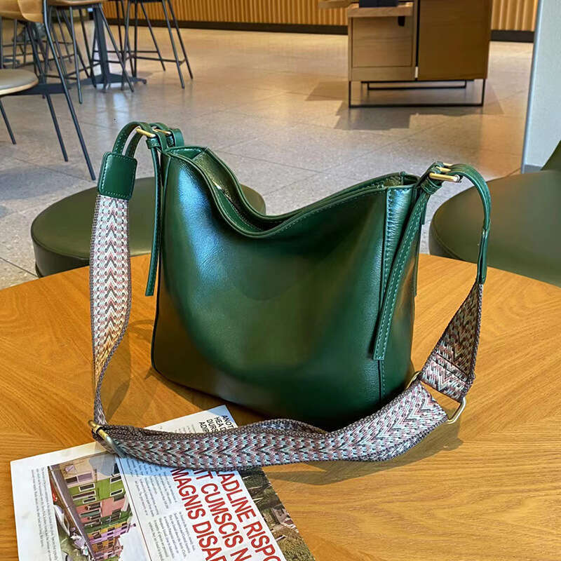 Luxury Shoulder Bags Totes Hobo Top Layer Cowhide Shoulder For Women New Model High End Commuter Crossbody Bag Large Capacity Soft Leather S Bucket SE