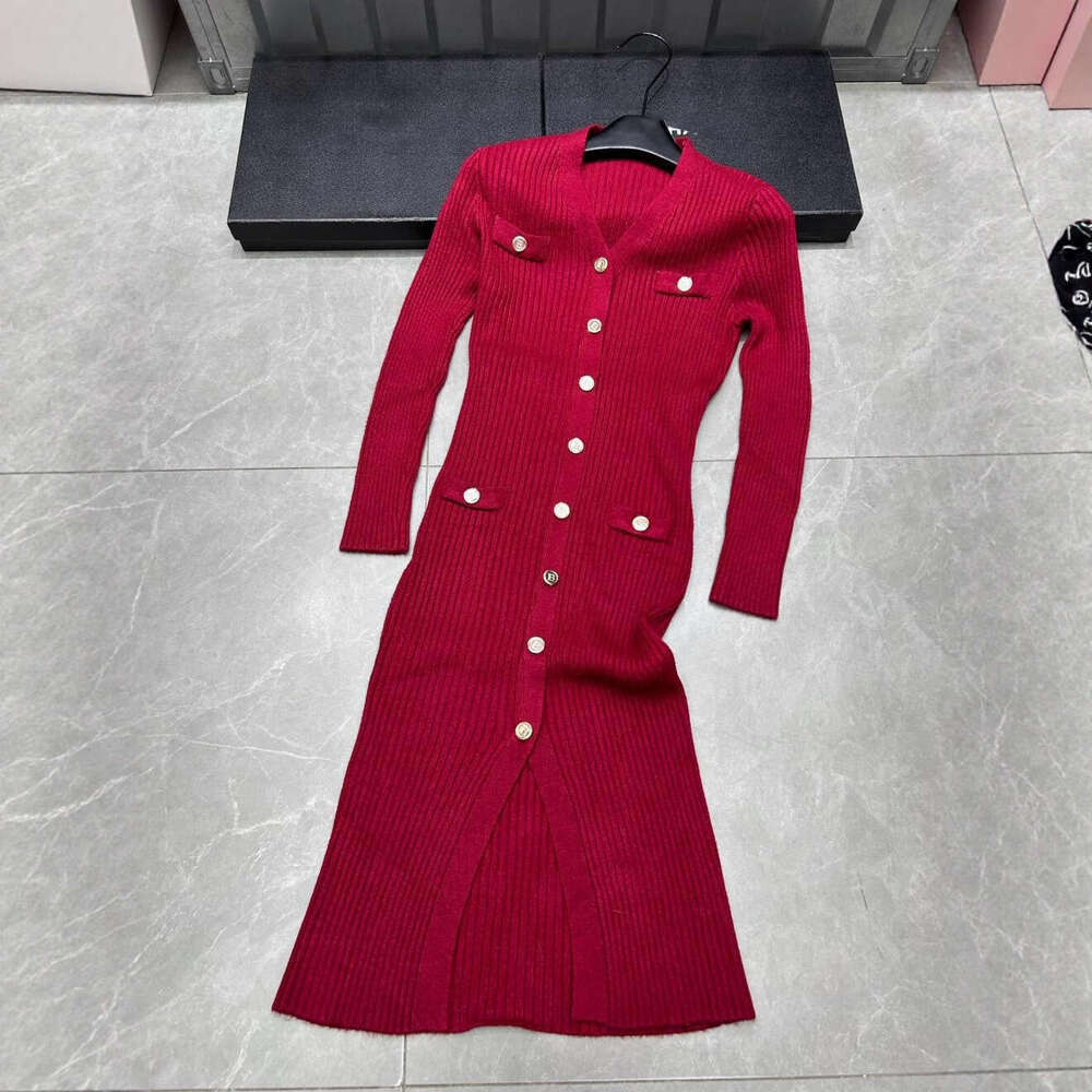 2026 Autumn/Winter New Women's a2 High end Light Luxury Social Goddess Style Medium length Single breasted Knitted Dress