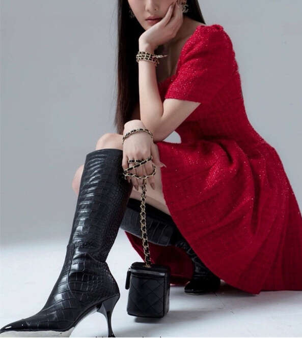 2026 designer fashionable and elegant Hepburn style red a2 dress suitable for petite women with square neckline and bubble sleeves